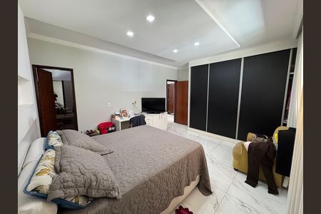 Casa à venda com 560m², 4 quartos e 7 vagas Casa à venda com 560m², 4 quartos e 7 vagasSuíte 1