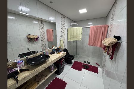 Casa à venda com 560m², 4 quartos e 7 vagas Casa à venda com 560m², 4 quartos e 7 vagasBanheiro da Suíte 1