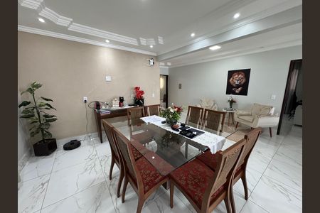 Casa à venda com 560m², 4 quartos e 7 vagas Casa à venda com 560m², 4 quartos e 7 vagasSala 2
