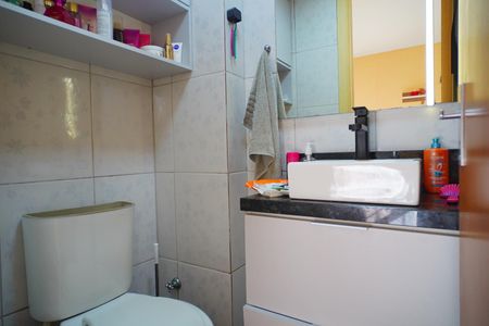 Banheiro  de apartamento à venda com 2 quartos, 37m² em Rubem Berta, Porto Alegre