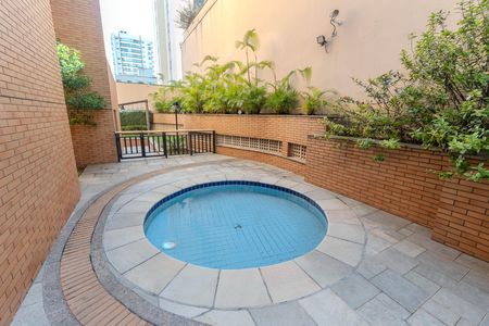 Apartamento à venda com 209m², 5 quartos e 4 vagas Apartamento à venda com 209m², 5 quartos e 4 vagasÁrea comum - Piscina