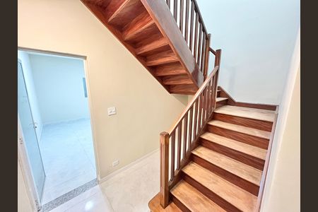 Casa para alugar com 140m², 3 quartos e 1 vaga Casa para alugar com 140m², 3 quartos e 1 vagaEscada