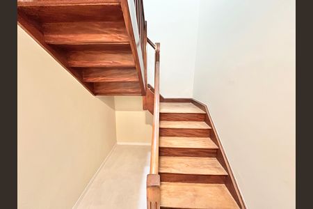 Casa para alugar com 140m², 3 quartos e 1 vaga Casa para alugar com 140m², 3 quartos e 1 vagaEscada