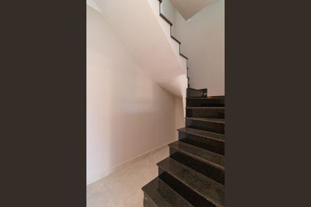 Casa à venda com 120m², 2 quartos e 2 vagas Casa à venda com 120m², 2 quartos e 2 vagasEscada