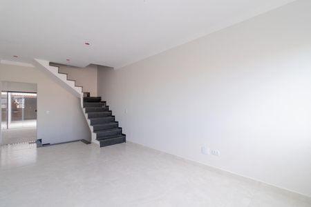 Casa à venda com 120m², 2 quartos e 2 vagas Casa à venda com 120m², 2 quartos e 2 vagasSala