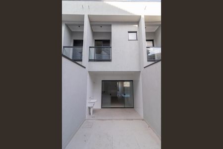 Casa à venda com 120m², 2 quartos e 2 vagas Casa à venda com 120m², 2 quartos e 2 vagasFachada