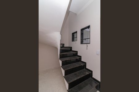 Casa à venda com 120m², 2 quartos e 2 vagas Casa à venda com 120m², 2 quartos e 2 vagasEscada