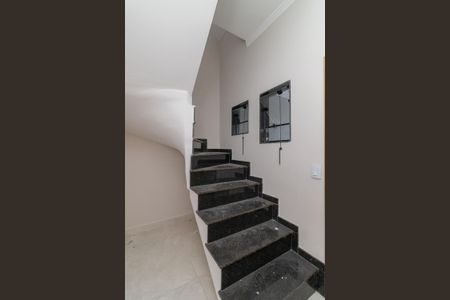 Casa à venda com 120m², 2 quartos e 2 vagas Casa à venda com 120m², 2 quartos e 2 vagasEscada