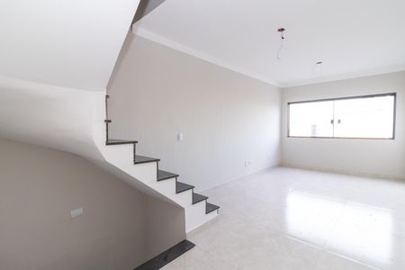 Casa à venda com 120m², 2 quartos e 2 vagas Casa à venda com 120m², 2 quartos e 2 vagasSala