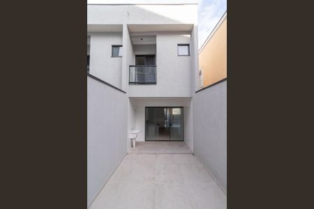 Casa à venda com 120m², 2 quartos e 2 vagas Casa à venda com 120m², 2 quartos e 2 vagasFachada