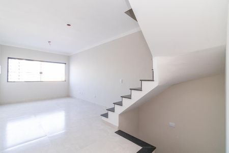 Casa à venda com 120m², 2 quartos e 2 vagas Casa à venda com 120m², 2 quartos e 2 vagasSala