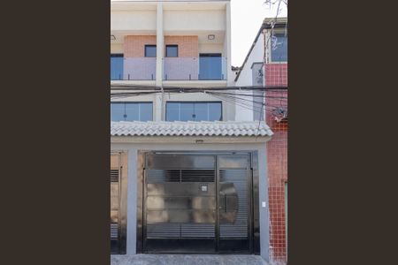 Casa à venda com 120m², 2 quartos e 2 vagas Casa à venda com 120m², 2 quartos e 2 vagasFachada