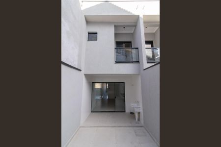 Casa à venda com 120m², 2 quartos e 2 vagas Casa à venda com 120m², 2 quartos e 2 vagasFachada