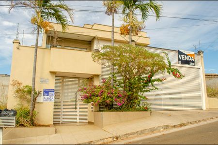 Casa à venda com 208m², 4 quartos e 4 vagasFachada