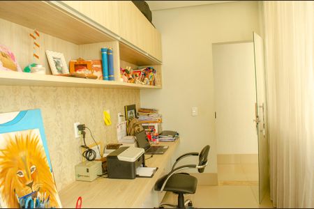Casa à venda com 208m², 4 quartos e 4 vagasQuarto 2