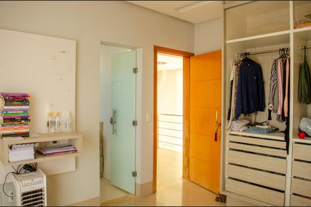 Casa à venda com 208m², 4 quartos e 4 vagasSuíte 1