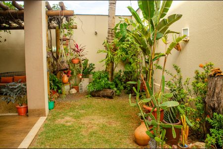 Casa à venda com 208m², 4 quartos e 4 vagasQuintal