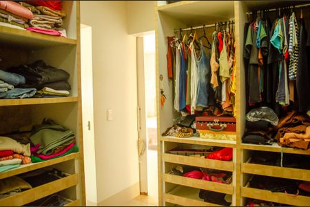 Casa à venda com 208m², 4 quartos e 4 vagasCloset da suíte 2