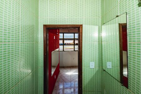 Banheiro social de kitnet/studio para alugar com 1 quarto, 29m² em Vila Suzana, Belo Horizonte
