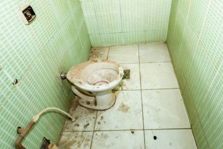 Banheiro social de kitnet/studio para alugar com 1 quarto, 29m² em Vila Suzana, Belo Horizonte