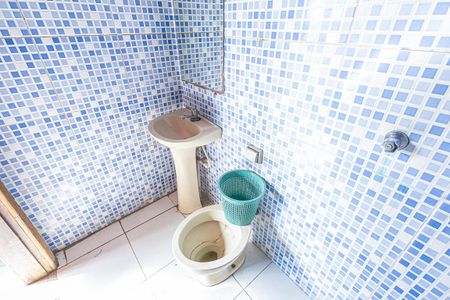 banheiro de kitnet/studio para alugar com 1 quarto, 25m² em Planalto, Belo Horizonte