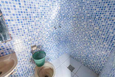 banheiro de kitnet/studio para alugar com 1 quarto, 25m² em Planalto, Belo Horizonte