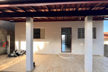 Casa para alugar com 117m², 2 quartos e 2 vagasFachada
