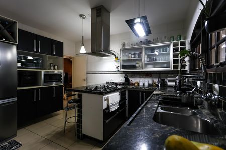 Casa à venda com 150m², 3 quartos e 4 vagas Casa à venda com 150m², 3 quartos e 4 vagascozinha
