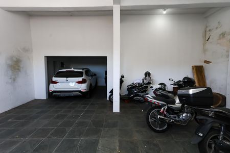 Garagem de casa à venda com 3 quartos, 150m² em Jardim das Palmas, São Paulo