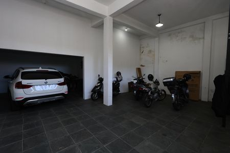 Garagem de casa à venda com 3 quartos, 150m² em Jardim das Palmas, São Paulo