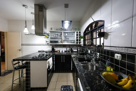 Casa à venda com 150m², 3 quartos e 4 vagas Casa à venda com 150m², 3 quartos e 4 vagascozinha