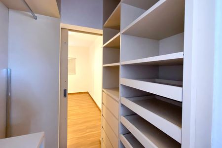 Apartamento à venda com 280m², 4 quartos e 3 vagas Apartamento à venda com 280m², 4 quartos e 3 vagasCloset da suíte 1
