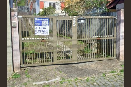 Casa para alugar com 200m², 4 quartos e 3 vagas Casa para alugar com 200m², 4 quartos e 3 vagasPortão de entrada da rua