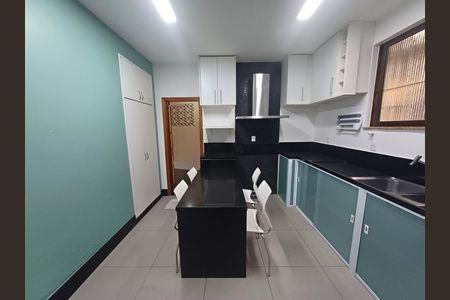Casa para alugar com 200m², 4 quartos e 3 vagas Casa para alugar com 200m², 4 quartos e 3 vagasCozinha - Armários