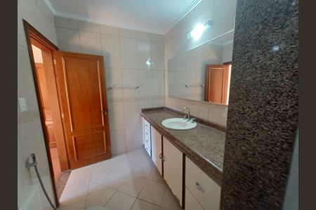 Casa para alugar com 200m², 4 quartos e 3 vagas Casa para alugar com 200m², 4 quartos e 3 vagasBanheiro suíte 1