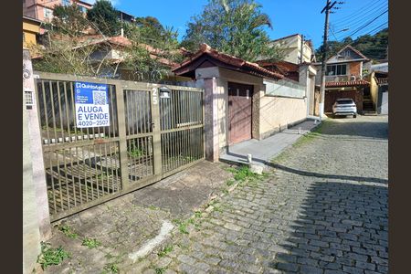 Casa para alugar com 200m², 4 quartos e 3 vagas Casa para alugar com 200m², 4 quartos e 3 vagasPortão de entrada da rua com placa