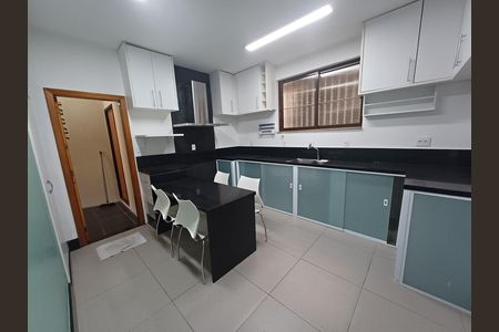 Casa para alugar com 200m², 4 quartos e 3 vagas Casa para alugar com 200m², 4 quartos e 3 vagasCozinha