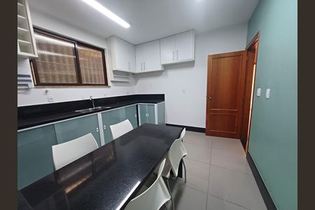 Casa para alugar com 200m², 4 quartos e 3 vagas Casa para alugar com 200m², 4 quartos e 3 vagasCozinha