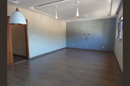 Casa para alugar com 200m², 4 quartos e 3 vagas Casa para alugar com 200m², 4 quartos e 3 vagasSala