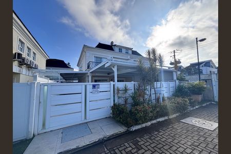 Casa de condomínio à venda com 213m², 3 quartos e 3 vagasFachada