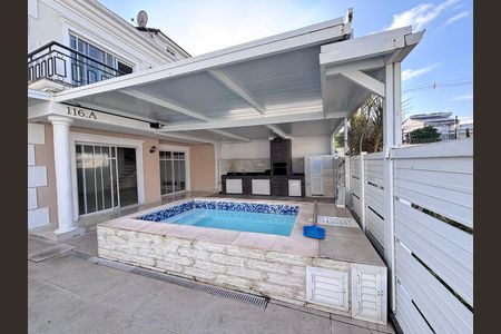 Casa de condomínio à venda com 213m², 3 quartos e 3 vagasÁrea externa