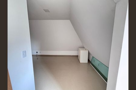 Casa de condomínio à venda com 213m², 3 quartos e 3 vagasSótão 