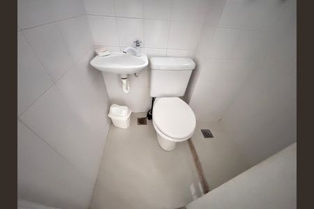 Casa de condomínio à venda com 213m², 3 quartos e 3 vagasBanheiro de serviço