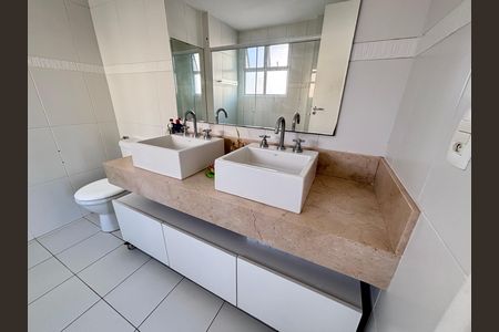 Casa de condomínio à venda com 213m², 3 quartos e 3 vagasBanheiro do Quarto 1