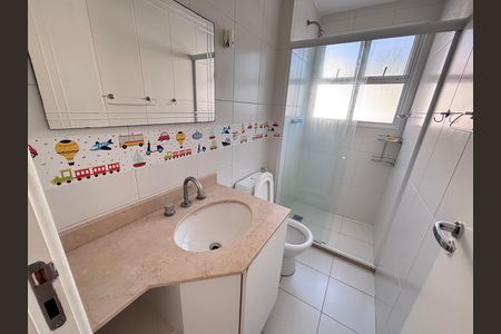 Casa de condomínio à venda com 213m², 3 quartos e 3 vagasBanheiro do Quarto 2