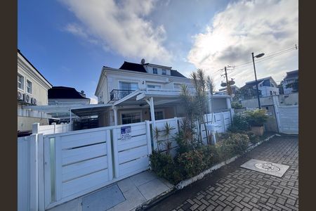 Casa de condomínio à venda com 213m², 3 quartos e 3 vagasFachada