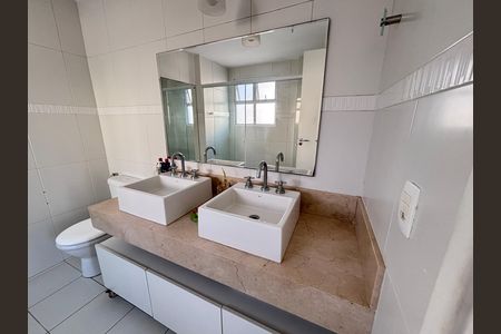 Casa de condomínio à venda com 213m², 3 quartos e 3 vagasBanheiro do Quarto 1
