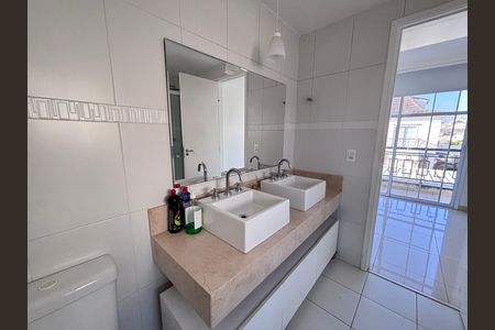 Casa de condomínio à venda com 213m², 3 quartos e 3 vagasBanheiro do Quarto 1