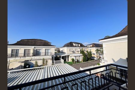 Casa de condomínio à venda com 213m², 3 quartos e 3 vagasVista