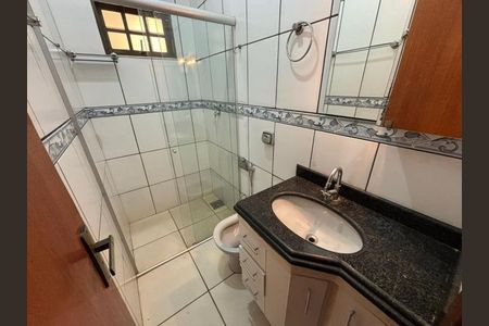 Casa para alugar com 100m², 2 quartos e 2 vagasBanheiro social